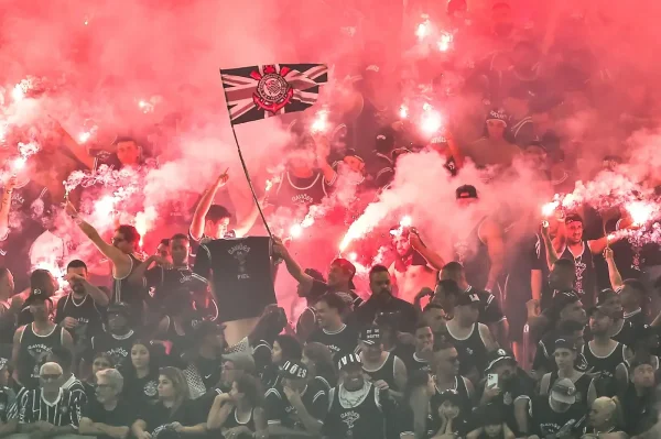 Torcida do Corinthians pede afastamento imediato de Marcelo Paz e Memphis Depay