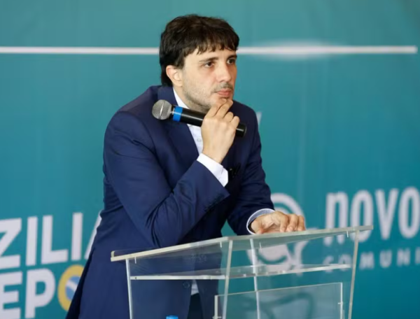 Renan Santos entra com ação no TSE contra aumento do Bolsa Família
