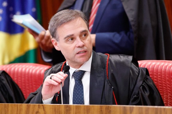 Mendonça manda Janones apagar postagem com informação falsa que associa Flávio a corte em aposentadoria