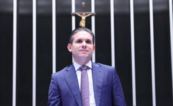 PSB e PDT apoiam reeleição de Motta e ampliam pressão sobre o PL na Câmara