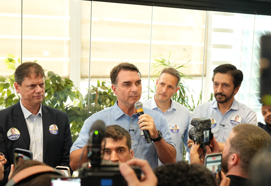 Flávio critica Gonet após foto com Vorcaro: “rindo da cara do povo”