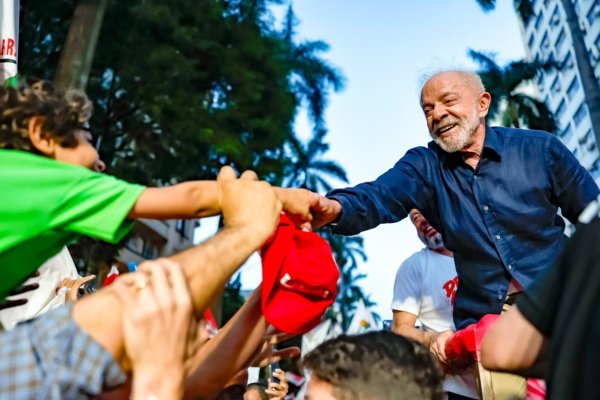 PoderData/AYA: 49% desaprovam desempenho pessoal de Lula, e 46% aprovam