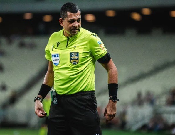 CBF muda árbitro do clássico entre Coritiba e Athletico; saiba o motivo