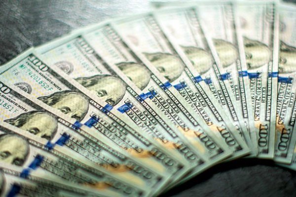 Dólar sobe 0,54% e Ibovespa recua 0,77% com alta do petróleo