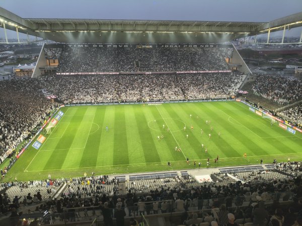 Com dois gols de Hulk, Fluminense vence o Corinthians em Itaquera