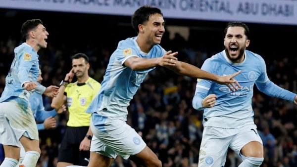 Vitor Reis marca primeiro gol pelo Manchester City, que elimina o Brighton na Copa da Liga Inglesa