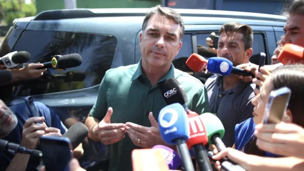 Flávio visita Jair Bolsonaro após fim da suspensão e diz que ex-presidente está feliz com resultado do 1º turno
