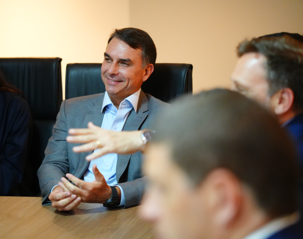 Podemos oficializa apoio a Flávio Bolsonaro no segundo turno da eleição presidencial
