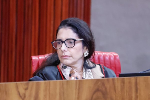 Ministra do TSE determina remoção de post de Flávio sobre fechamento de igrejas