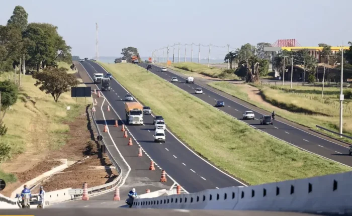 Estimativa de 16,7 milhões de veículos nas rodovias de SP no feriado; policiamento reforçado na região de Aparecida e litoral