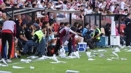 Protestos da torcida contra a diretoria fazem Rayo Vallecano x Athletic Bilbao ser suspenso em LaLiga