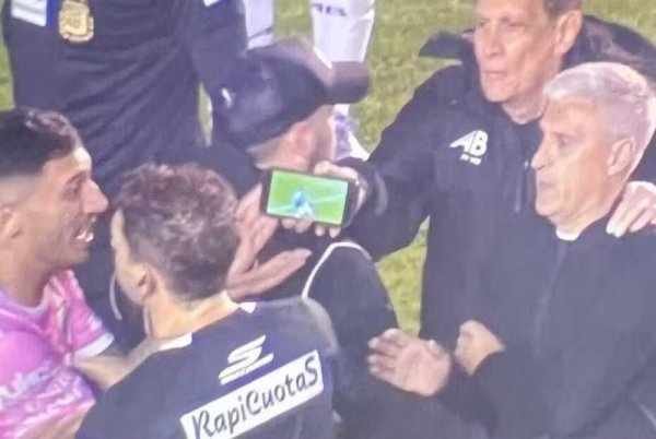 Sem VAR, árbitro volta atrás em pênalti após jogador mostrar lance em celular na Argentina