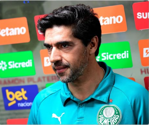 Abel Ferreira é denunciado pelo STJD após chutar microfone durante jogo do Palmeiras