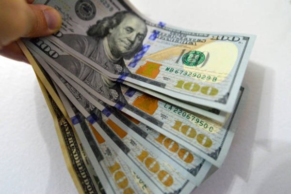 Dólar abre em leve queda nesta quarta, enquanto mercado aguarda decisões sobre juros