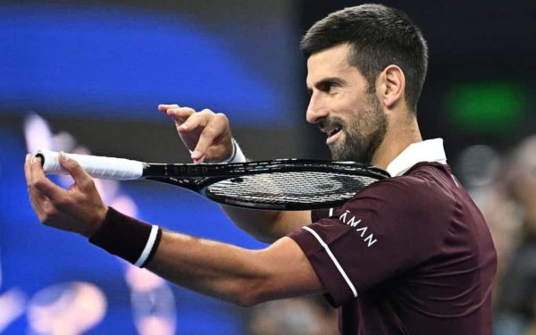 Djokovic vence primeiro set, De Minaur desiste e sérvio é campeão em Pequim