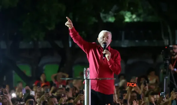 Durante comício, Lula diz que mulheres aprendem a "tomar toque" desde pequenas