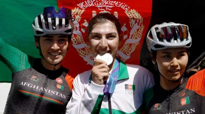 De fuga do Talibã ao pódio: afegã conquista prata no ciclismo dos Jogos Asiáticos