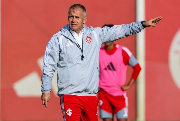 Em estreia de Eduardo Baptista, Internacional vence o Corinthians e fica a um ponto de deixar o Z4 do Brasileirão