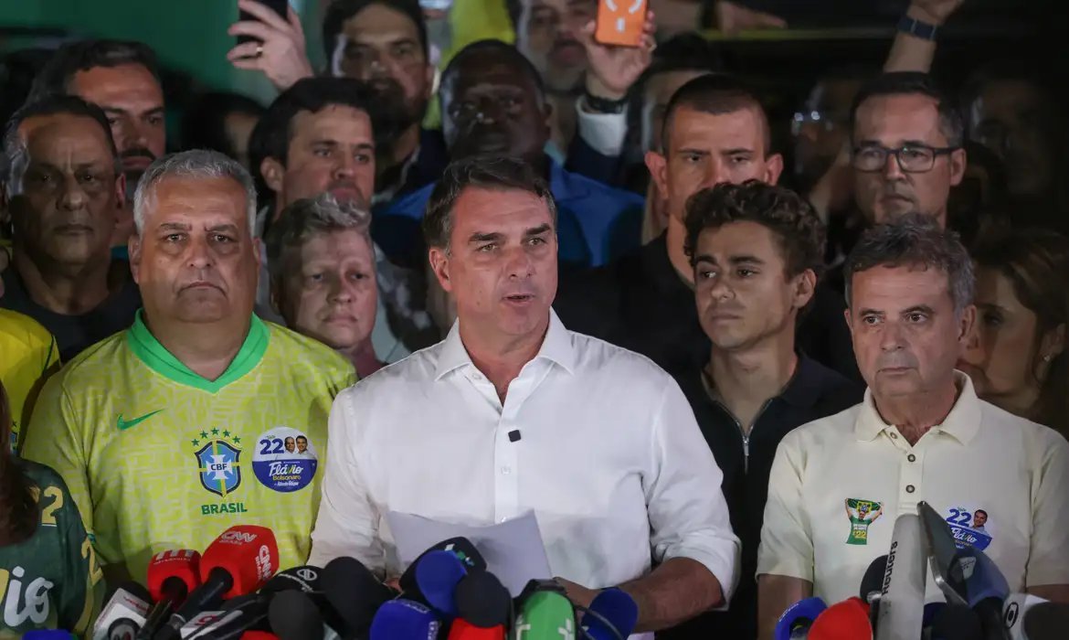 PF pediu apreensão do passaporte de Flávio Bolsonaro sete minutos após confirmação da derrota
