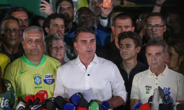 PF pediu apreensão do passaporte de Flávio Bolsonaro sete minutos após confirmação da derrota
