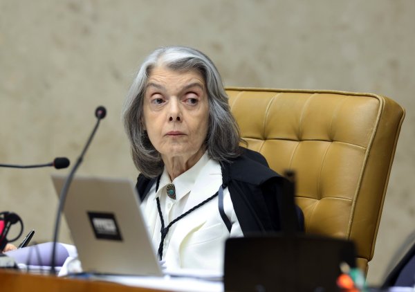 Cármen critica "espetacularização" de sessão, se diz constrangida e pede 'desculpas ao povo'