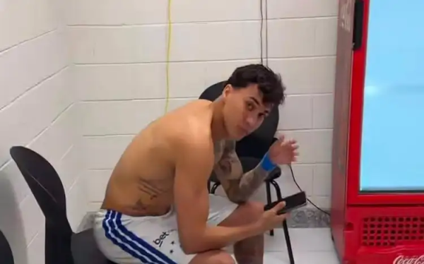 Alexsander encontra Kaio Jorge após virada do Atlético e resgata provocação: “Papai tá aqui”