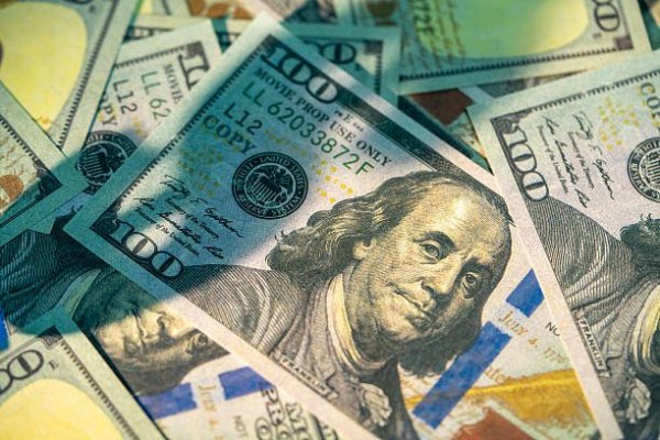 Dólar sobe frente ao real e Ibovespa recua no início do pregão