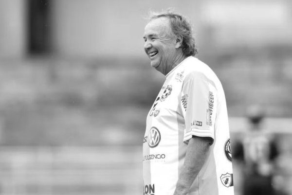 Xaxá, ex-jogador de Portuguesa, Londrina e Vasco, morre aos 74 anos