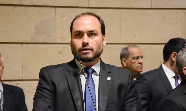 Carlos Bolsonaro diz que pai está “consciente” e “bem” após visita em Brasília
