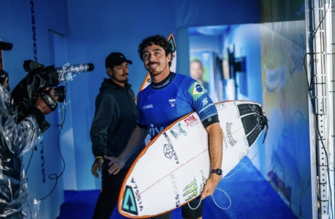 Yago Dora vence campeão olímpico, avança às quartas em Trestles e segue na liderança da WSL