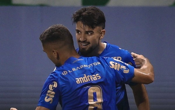 Palmeiras vence Bahia e encosta no Flamengo na liderança do Brasileirão