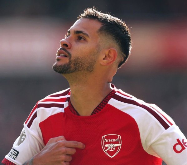 Bruno Guimarães sai do banco, marca golaço e garante virada do Arsenal sobre o Leeds
