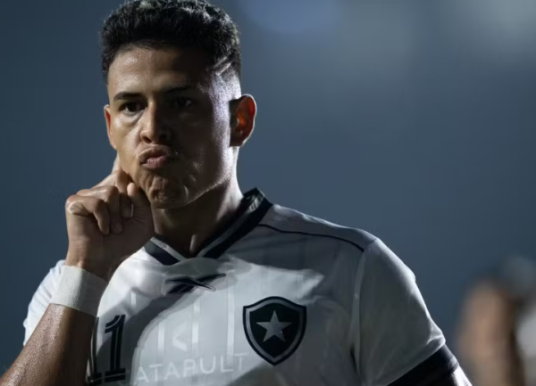 Matheus Martins é reprovado em exames no Dínamo Moscou, e Botafogo discorda