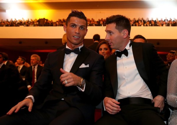 Cristiano Ronaldo homenageia Messi após despedida da seleção argentina