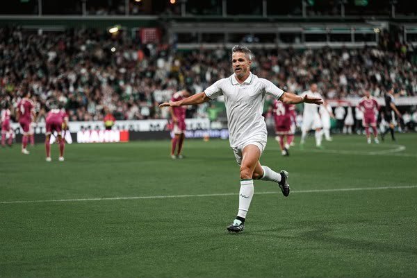 Diego brilha em jogo de lendas, marca contra o Real Madrid e decide vitória do Werder Bremen