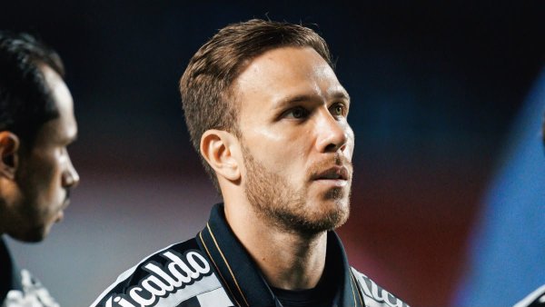 Arthur sofre lesão na coxa e desfalca Santos contra o Flamengo