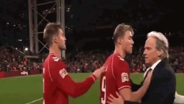 Fã de Cristiano Ronaldo, Hojlund rejeita cumprimento e empurra Jorge Jesus após jogo