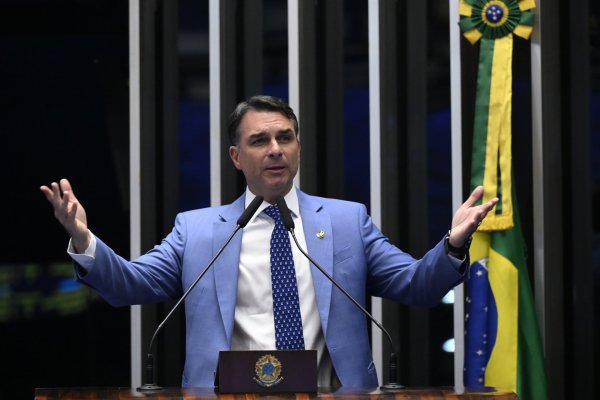Flávio Bolsonaro diz que "democracia vive” sem ministros de Lula no STF