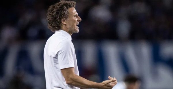 ESTREIA AMARGA PARA FORLÁN! Uruguai perde para o Japão nos acréscimos