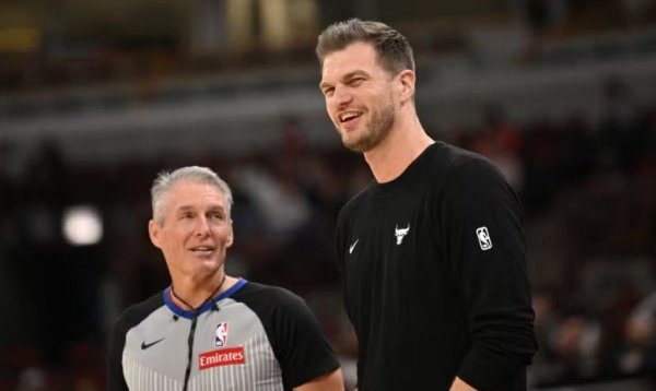 Tiago Splitter estreia com vitória no comando dos Bulls